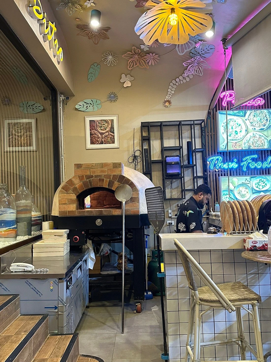 Pizza oven and open kitchen details