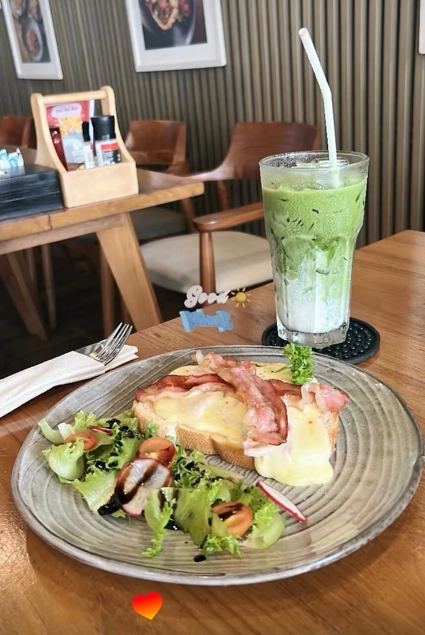 Breakfast by the beach