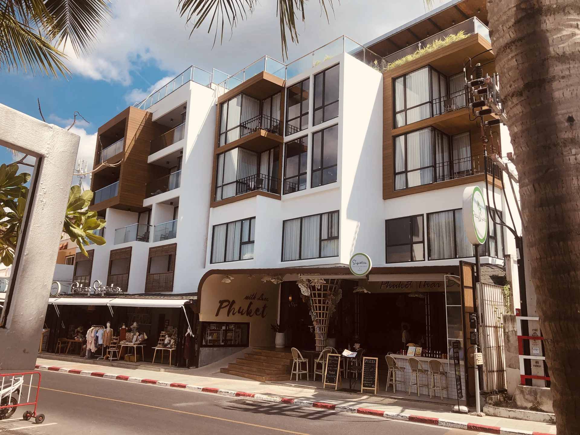 The hotel on Thawewong Road